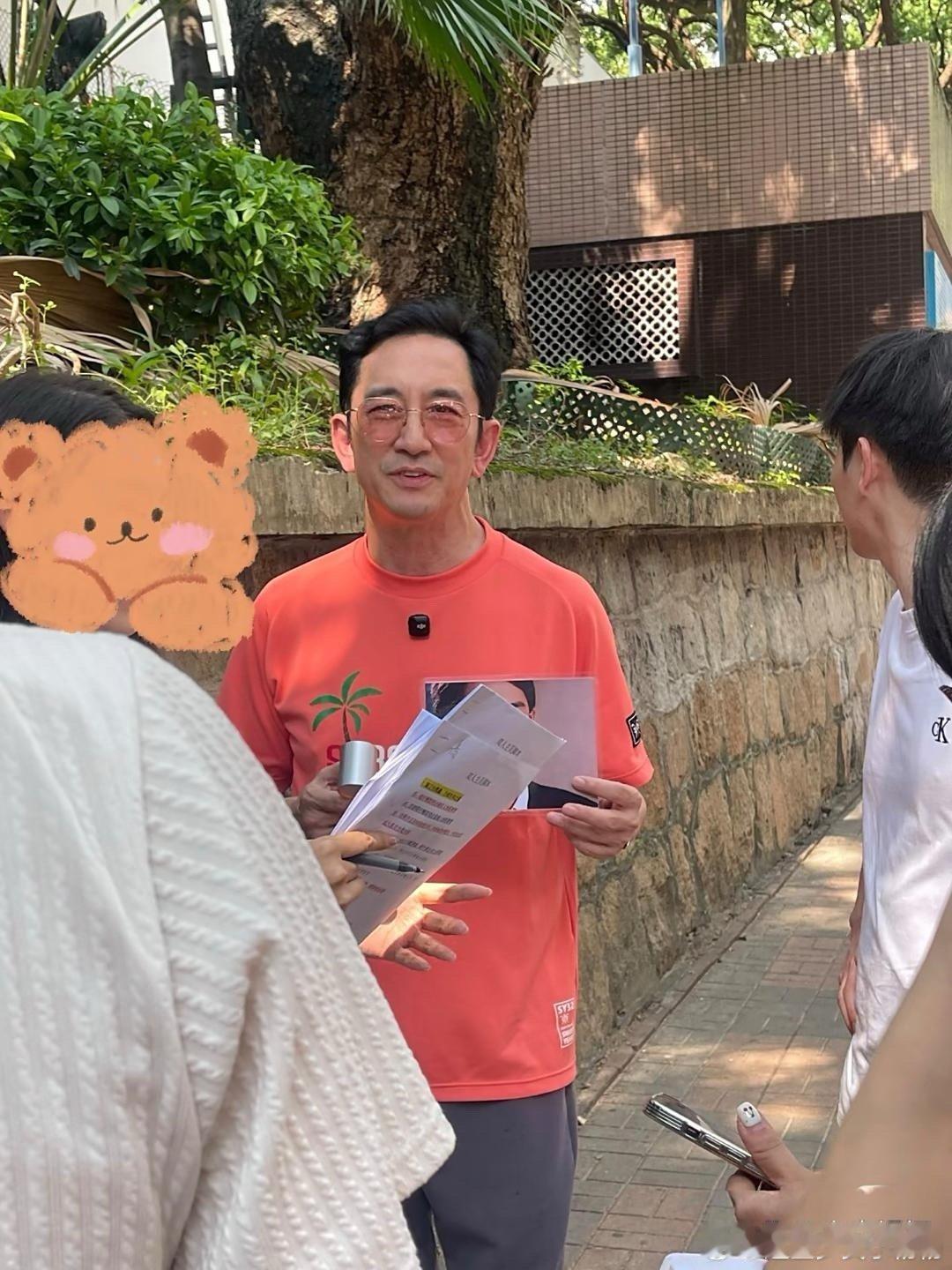 61岁吴启华现身香港街头，他看起来太瘦了，脸部好显苍老，看起来很虚弱无力，该要补
