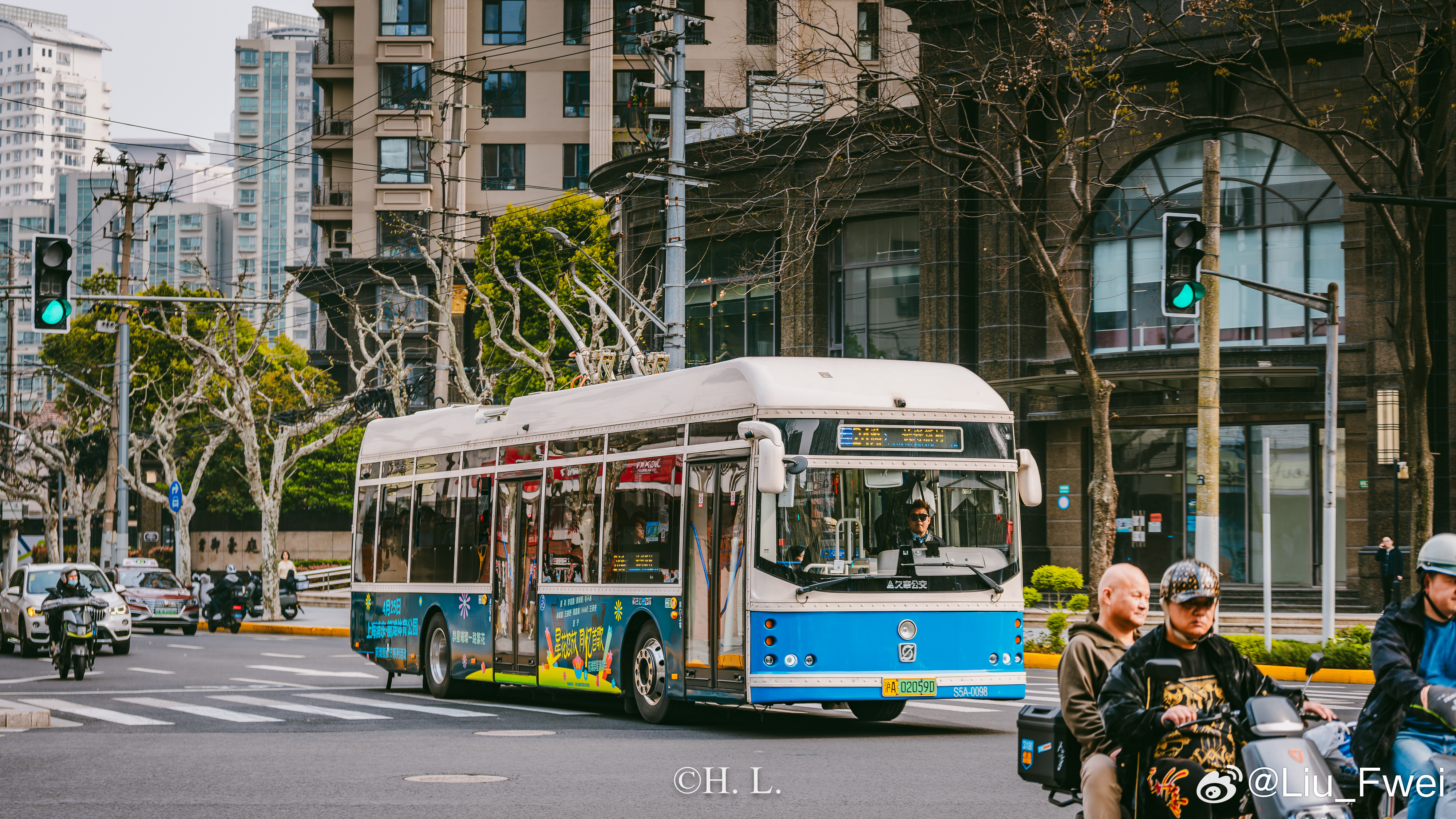 无轨电车新广告，出现在申沃客车无轨电车 24路和15路（有可能）。主题是前滩音乐