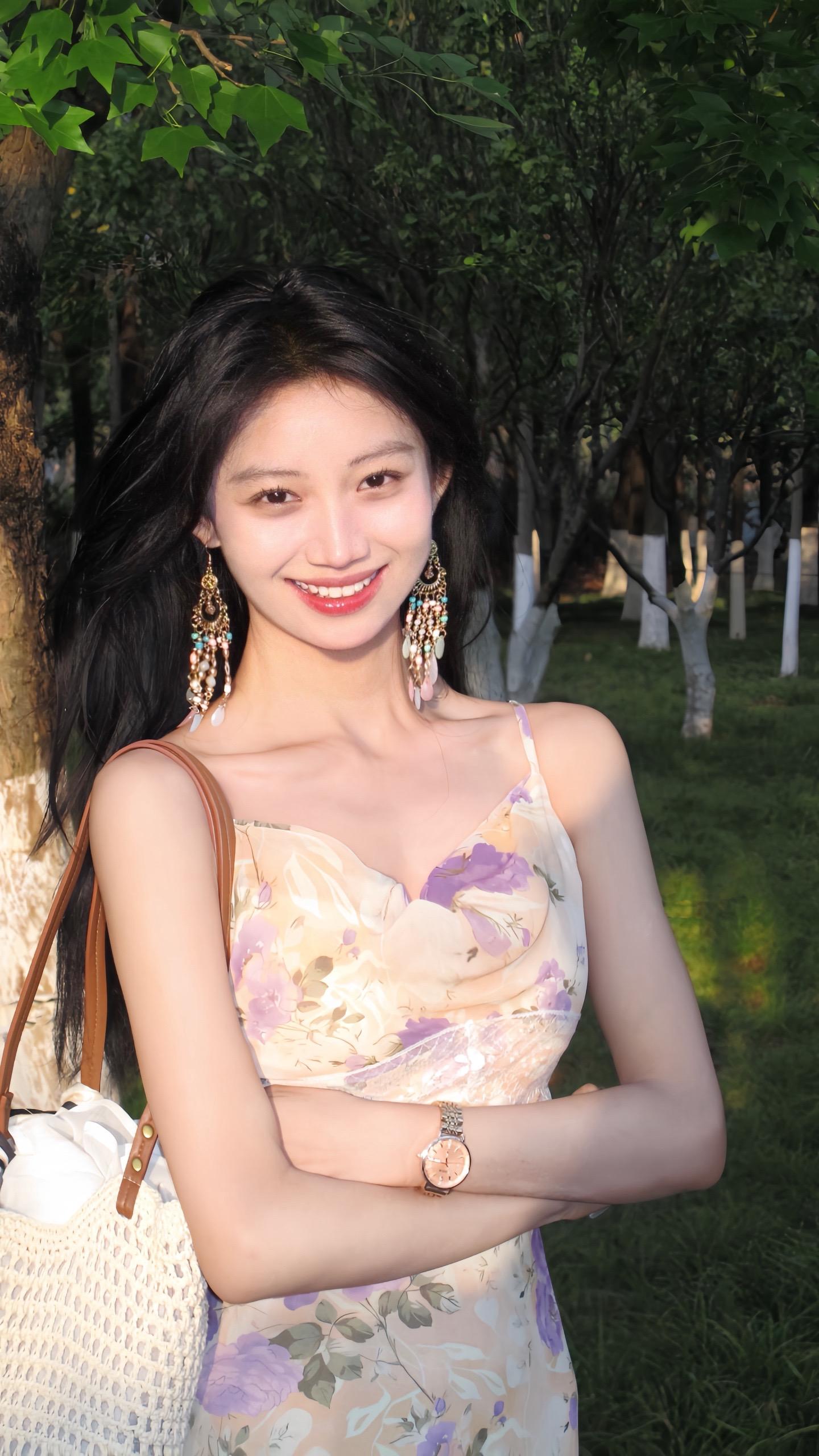 她总说自己不够好看 可我觉得她笑起来特别可爱