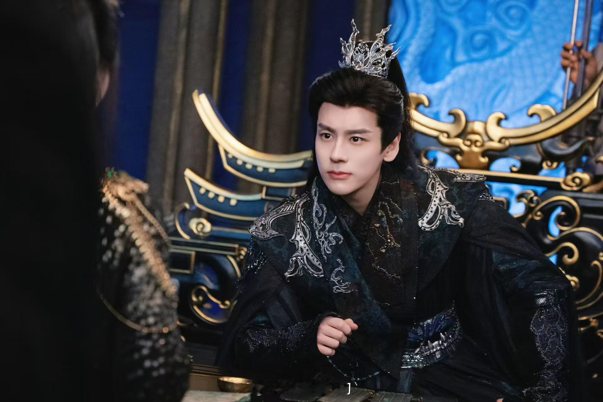 晏柯 强制爱白日提灯 强制爱就是要这样才够味，晏柯以为控制了贺思慕的人就能得到什