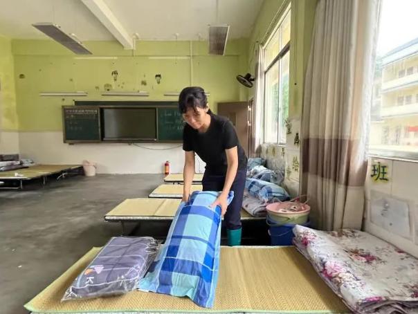“这个干部你火了！”深夜12点，广东女干部巡村发现“黄泥水”，挨家挨户敲门叫人逃