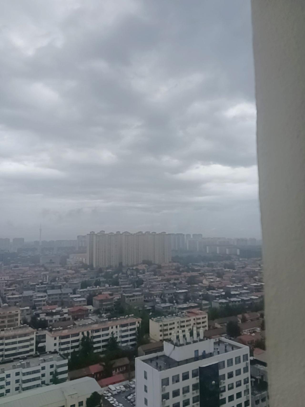 这天气也不妨碍我上班，主打一个爱工作😁