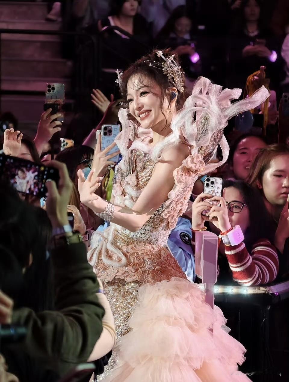 难怪有些明星上了年纪后就不爱大笑，终于理解了。你看看，平时张韶涵真的很童颜年轻，