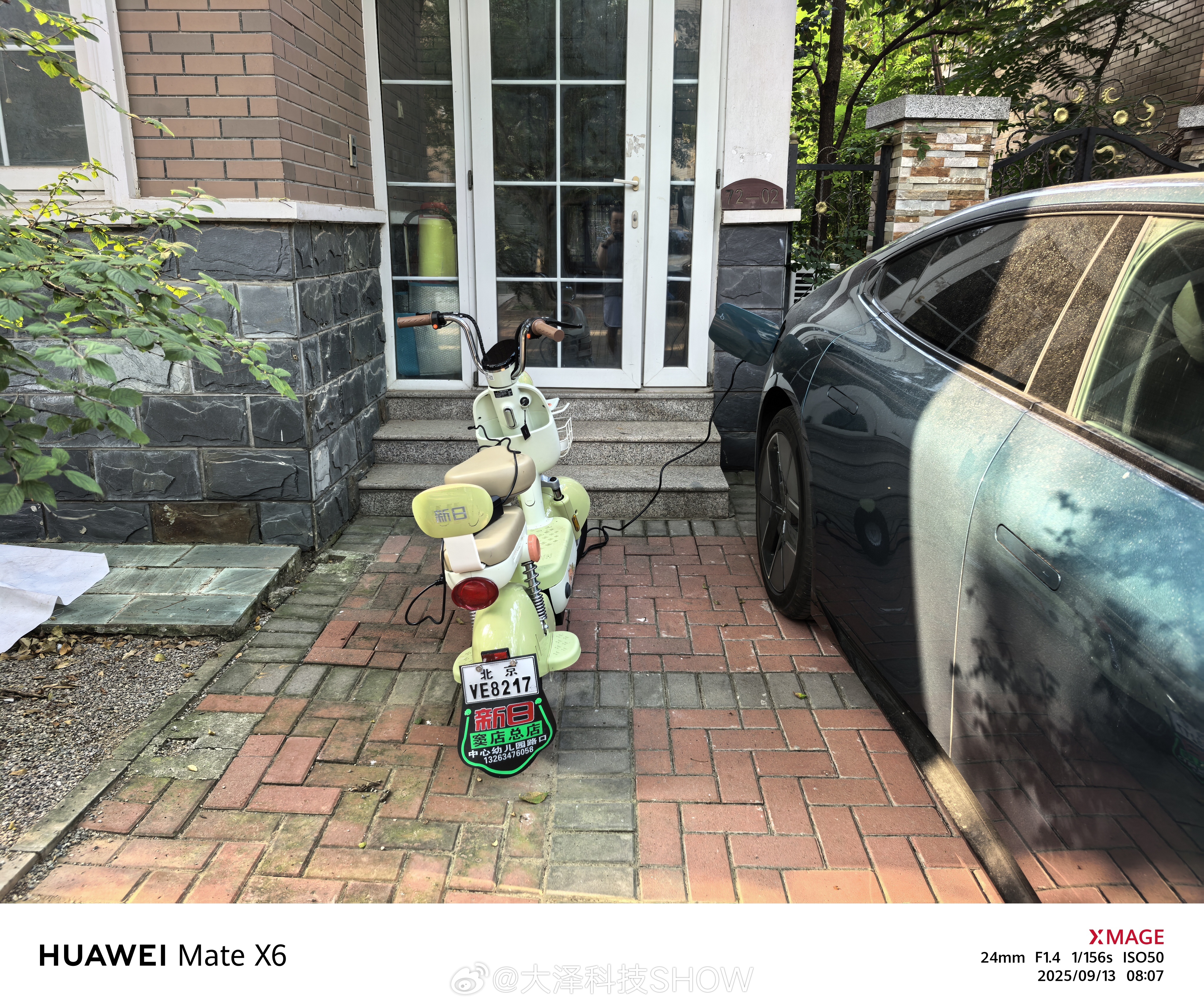 全新小鹏p7首批车主火热提车 新能源的好处，用全新P7给小电驴供电，毫无违和感[