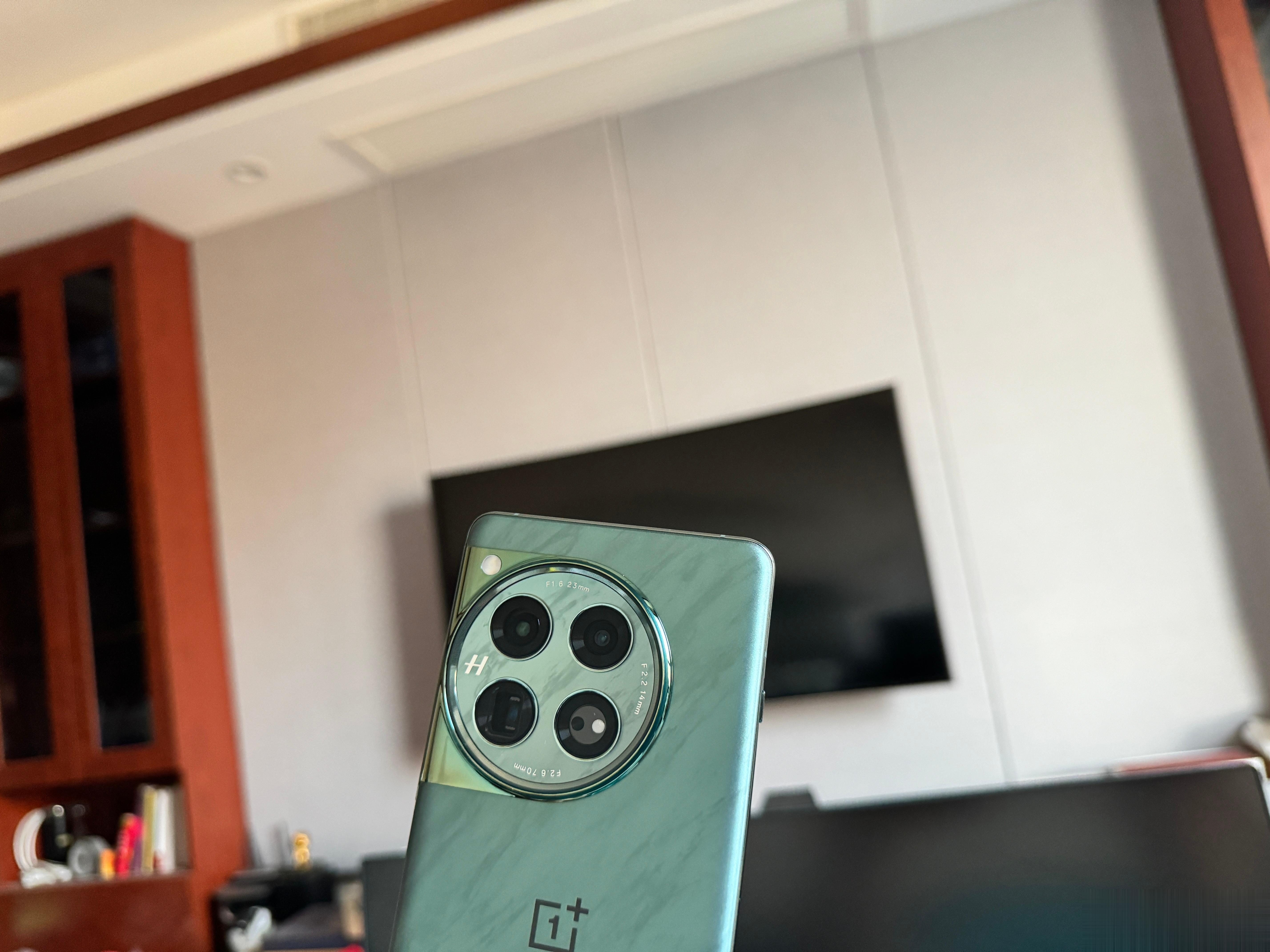 各位好友，这后置摄像头模组设计怎么样？评论区打个分，转发并认真打分的好友，挑一名