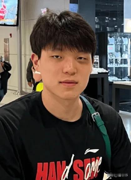 真变国宝了！杨瀚森在打训练赛的时候被队友不小心肘击到眼睛，直接青了一大块，变成熊