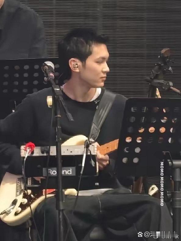 张智霖儿子，在老爸的广州演唱会上当吉他手，两人长真像 