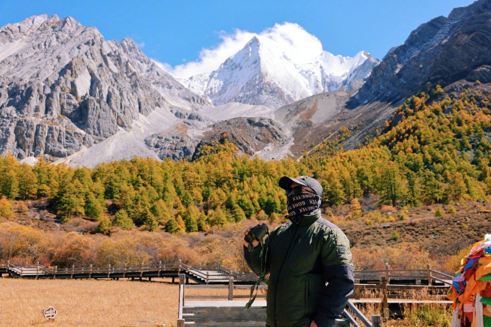 现在出行自驾，除了携带摄影器材，必带的还有望远镜，因为很多时候，沿途风景除了拍摄