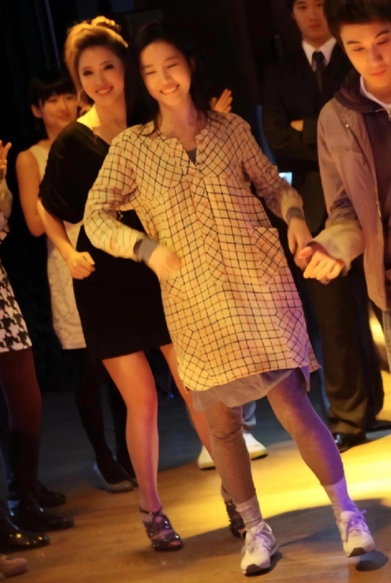 跳舞的刘亦菲好有生命力啊！腿型也很棒啊！刘亦菲 腿型 每一个舞蹈都有一个难忘的回