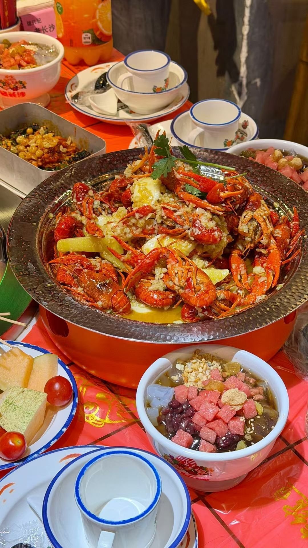 看完电影阿嫲的情书💌。然后吃小龙虾🦞也太巴适了吧！从电影上市以后，天天上热搜