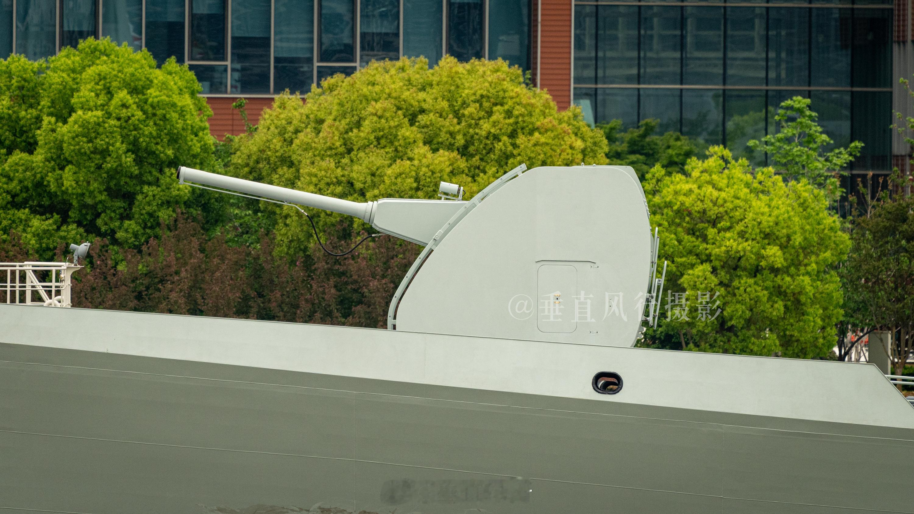 海军阜阳舰入港时分，其昂扬的全新100炮可谓让人大饱眼福，今年海军节开放活动对我