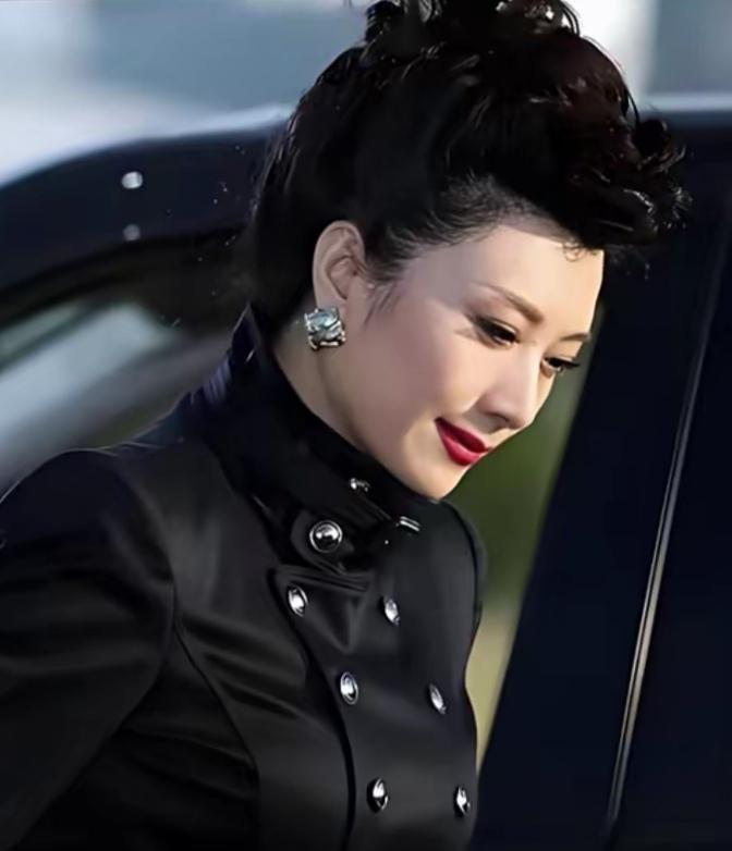 宝子们，快来猜猜这大美人是谁！瞅瞅这模样，一身黑色装束，妆容精致，又冷又艳，五官
