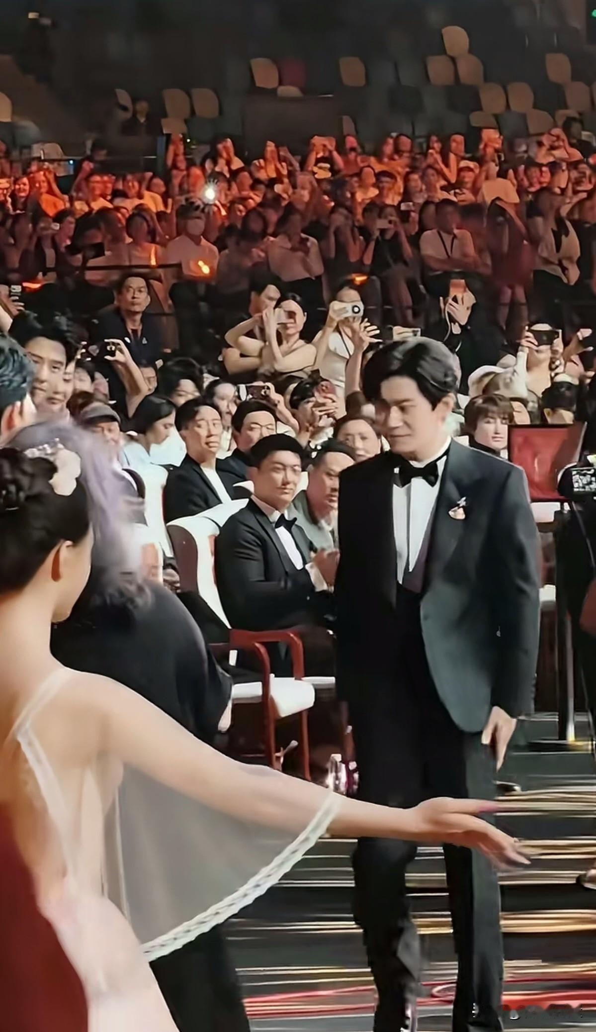 易烊千玺，在年轻一代中绝对顶流，不仅仅是指流量，也说的是人品。
所以，他是当之无