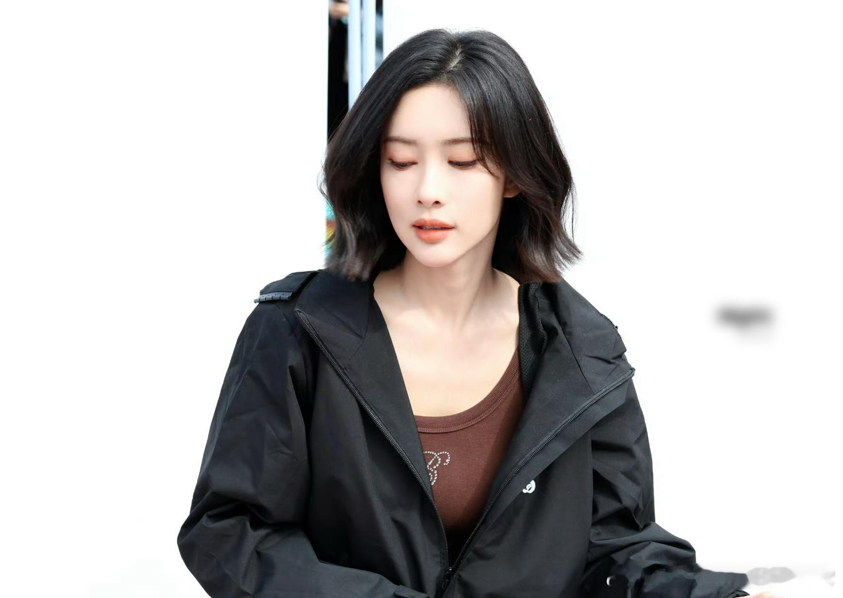 #孟子义剪了短发# 孟子义主演《三线谜回》开机，为贴合角色形象她毅然剪去长发，以
