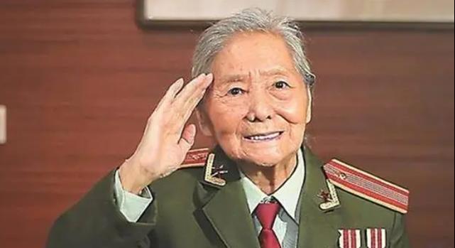 1979年，女翻译刘禄曾到美国访问，期间在餐馆用餐。一位50多岁美国男人紧盯她看