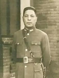 他是蒋介石“五虎上将”里出了名的腐败分子，吃喝嫖赌抽，败退台湾后，他摇身一变成了