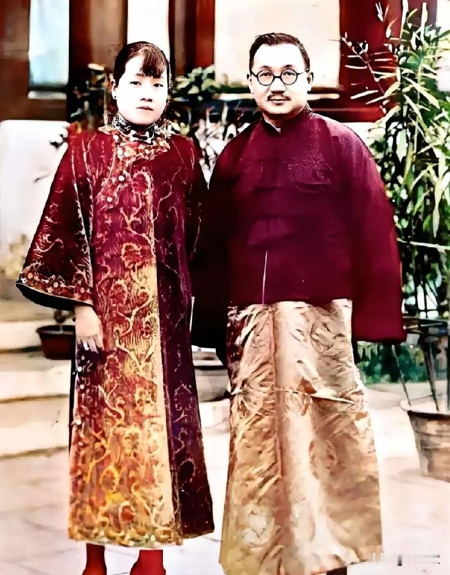 不知道是哪个能人给她俩把那个年代的黑白照片画上了颜色[奸笑]
上边这一句话，中间