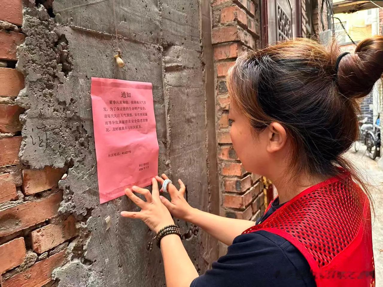 迎泽区柳巷街道铁匠巷社区: 入户排查平房隐患 筑牢汛期安全屏障 

汛期降雨频