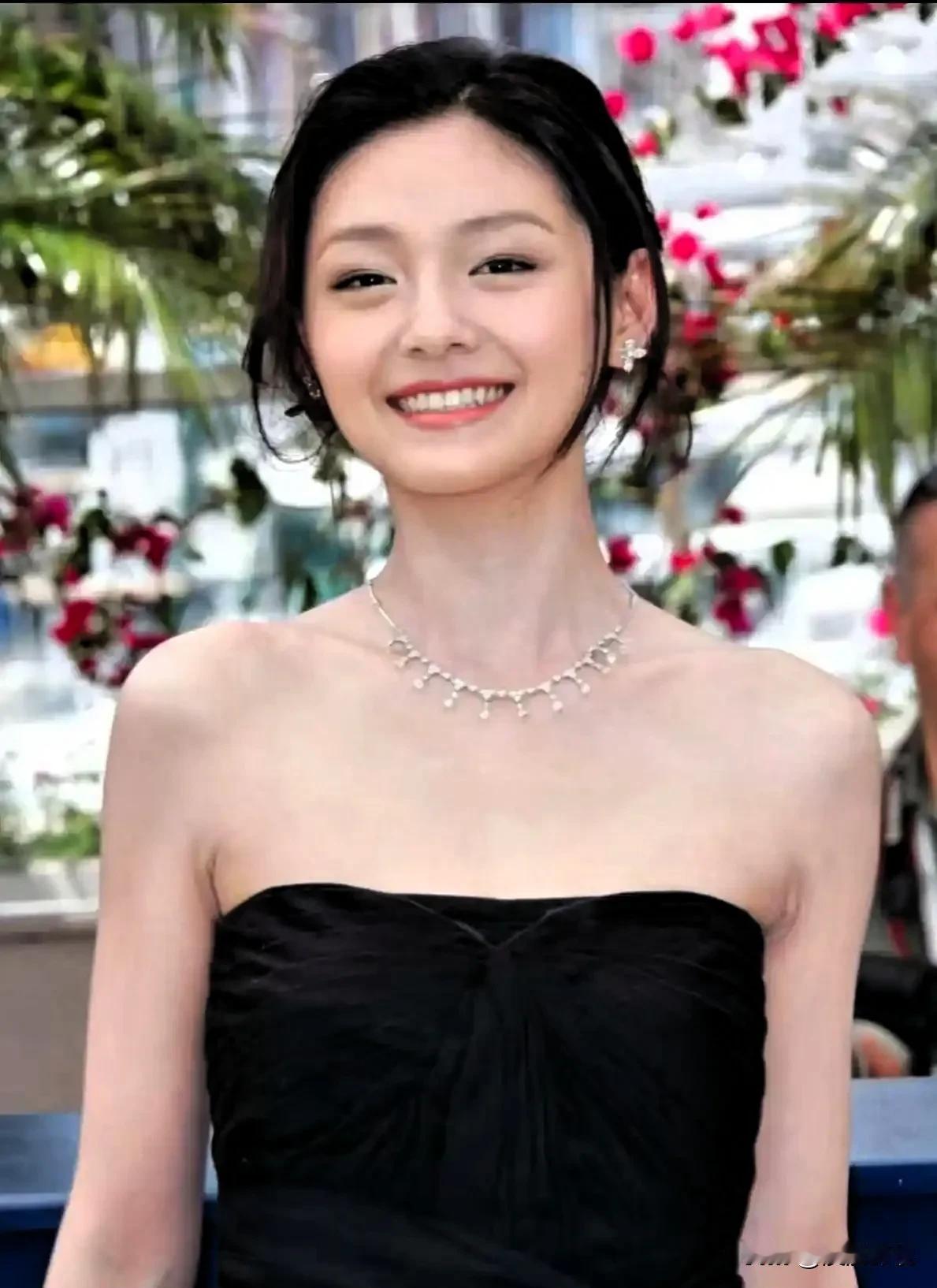 大S去年走了后，网上一直传她墓地在金宝山。前两天有博主去看了，说那里碑上全是韩文