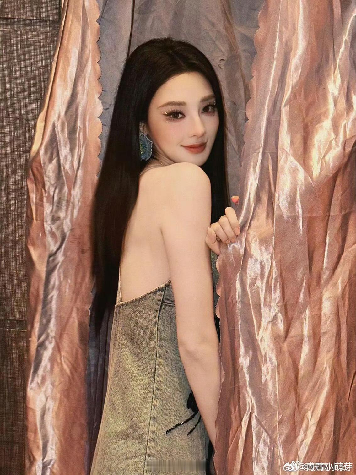 青青娱乐看看彭小苒的生频，简直视觉盛宴。无修状态下美得让人移不开眼，这颜值，这状