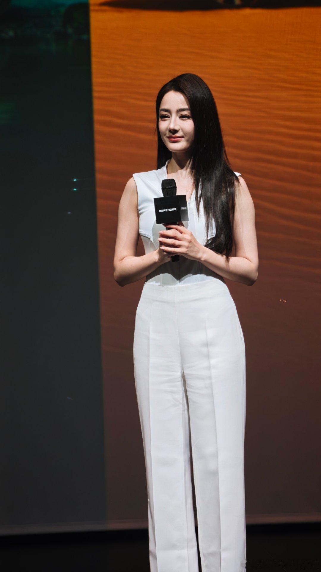热巴开卫士 迪丽热巴就在我面前！ 上海·星美术馆