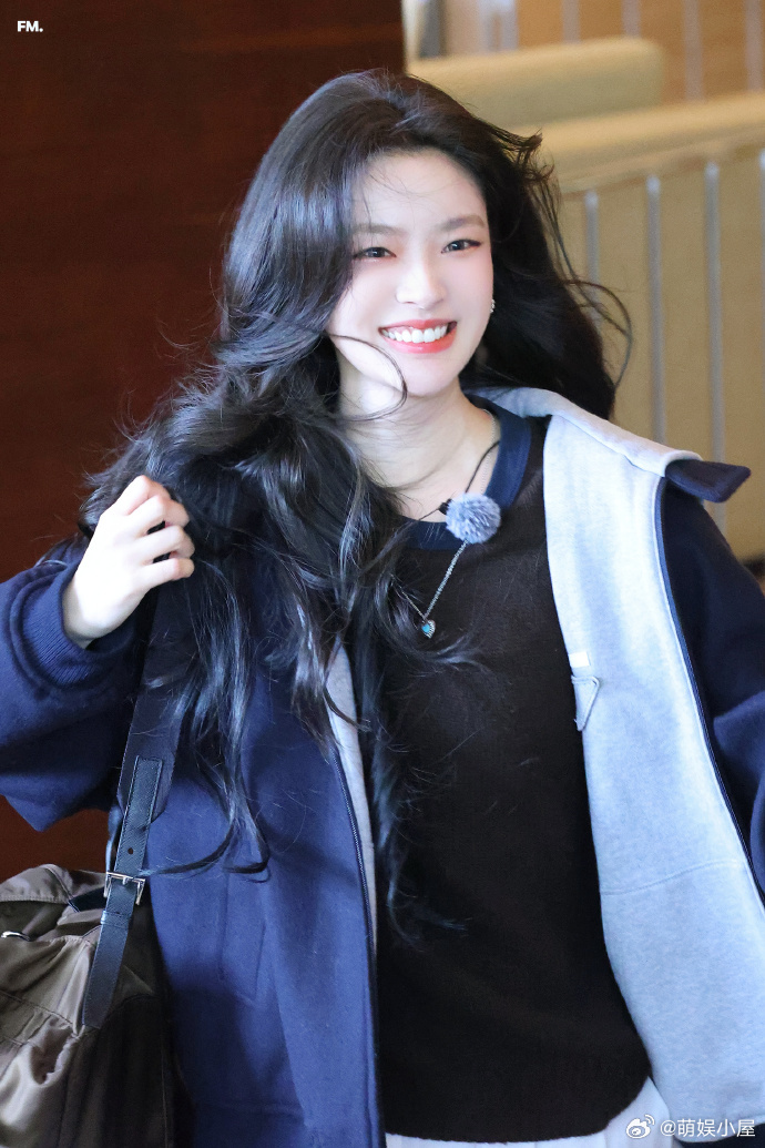 徐若晗明媚 被徐若晗的海报狠狠戳中💛，满屏都是阳光与温柔，那种自然不做作的明媚