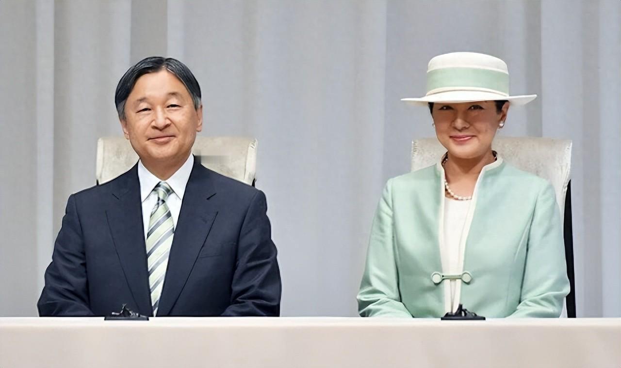 天皇夫妇遭长期偷窃丢17万！“家贼”被抓免职，日本网友却同情小偷？
 
5月1日