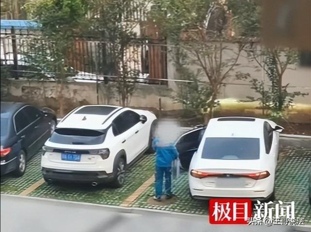 “占小便宜吃大亏！”武汉，一男子回家时发现，一辆车前牌和自己车牌一样，后牌不一样