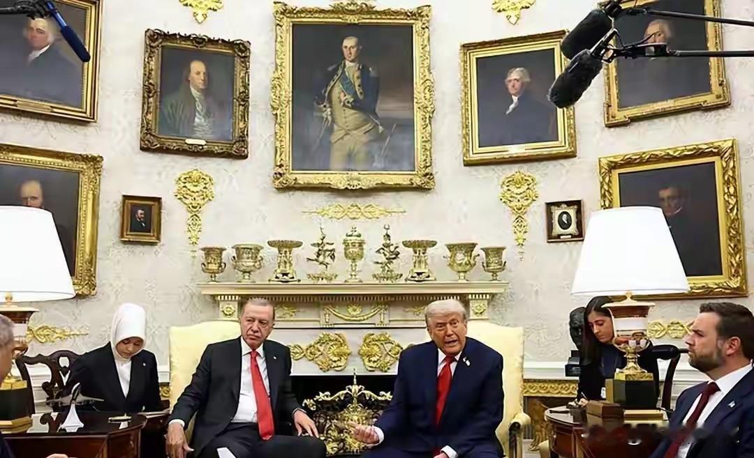 特朗普把白宫改成“黄金宫殿”？椭圆形办公室闪瞎 满城尽带黄金甲