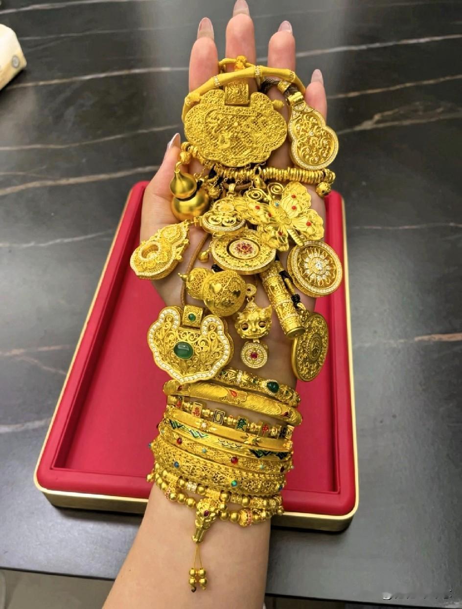 奉劝大家赶紧
把金项链金手镯，都放家里，都别戴了财不外漏！

如今金价涨得离谱，