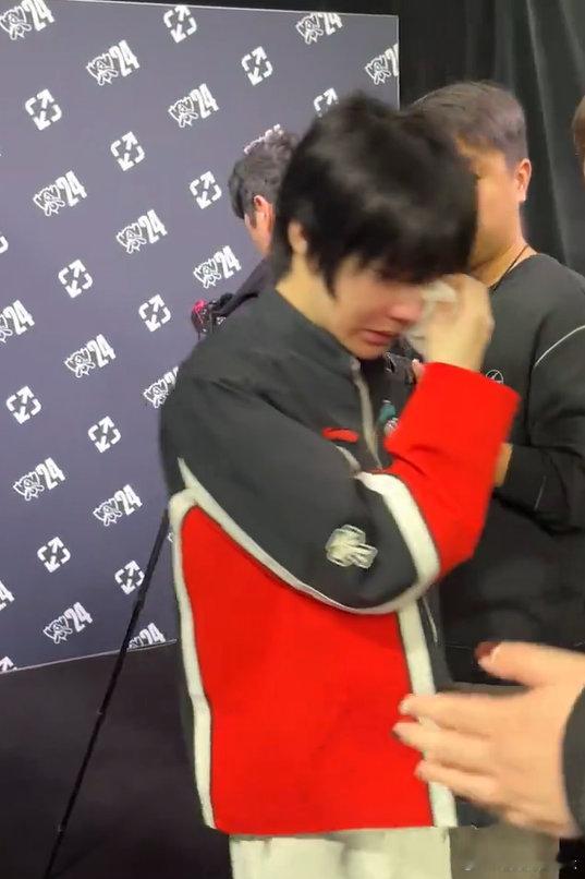 #刘青松与WBG合同即将到期# 今晚WBG不敌BLG，带着遗憾止步S14全球总决