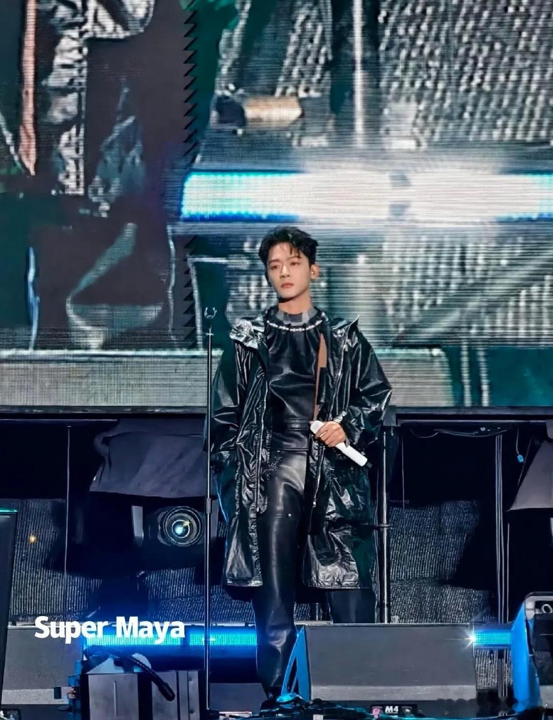 2025元气森林音乐节现场，张晚意连唱四首歌曲《对爱渴望》《野人》《王牌冤家》《