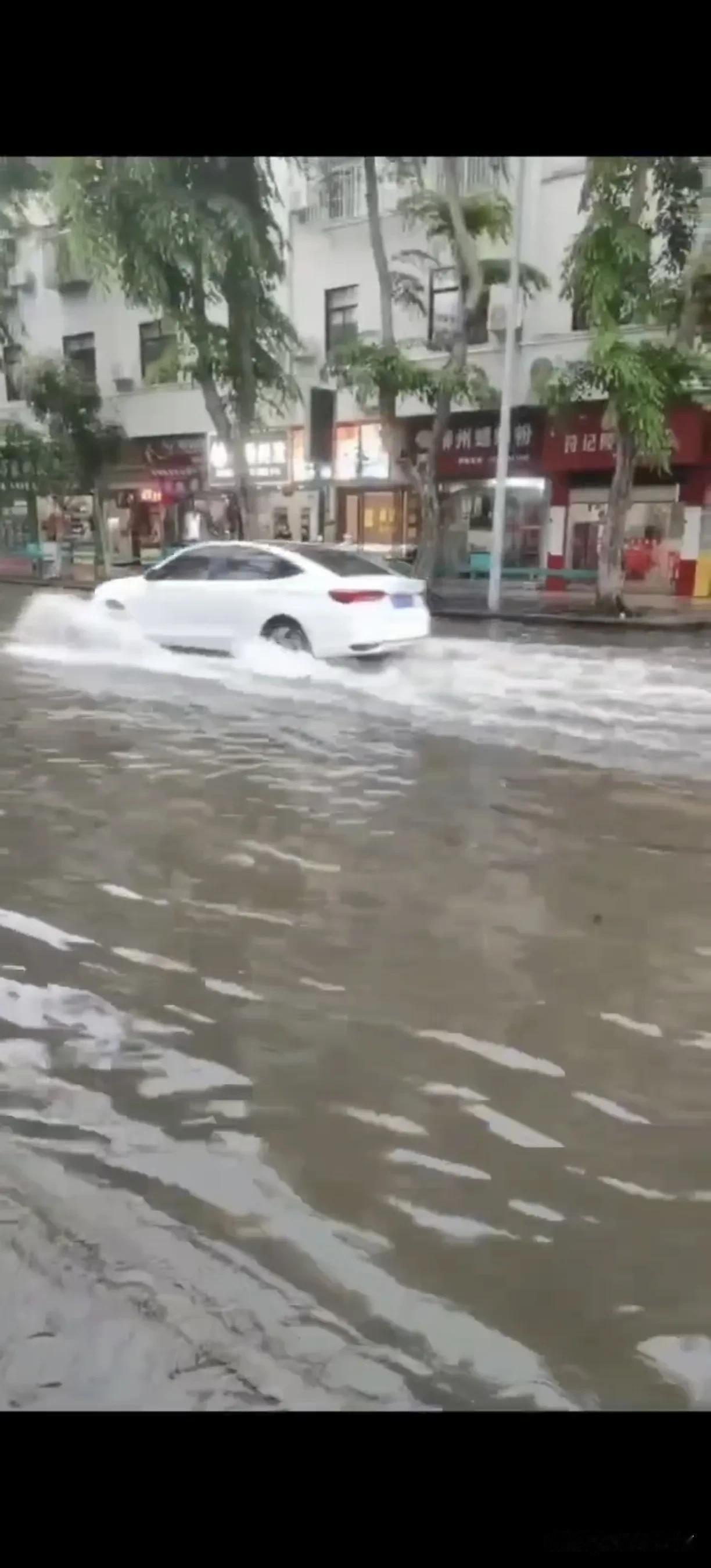 今晚家住白龙北某小区的邻居们深夜久不能眠，眼看着家门口道路严重积水没有任何消退迹