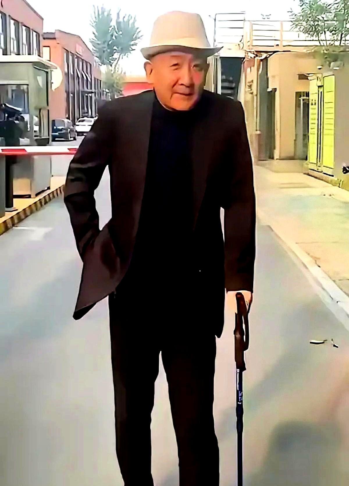 老来拄拐的梁天，把30年前能买山地车的一集片酬，换成了弹幕里满屏的哈哈哈。

他