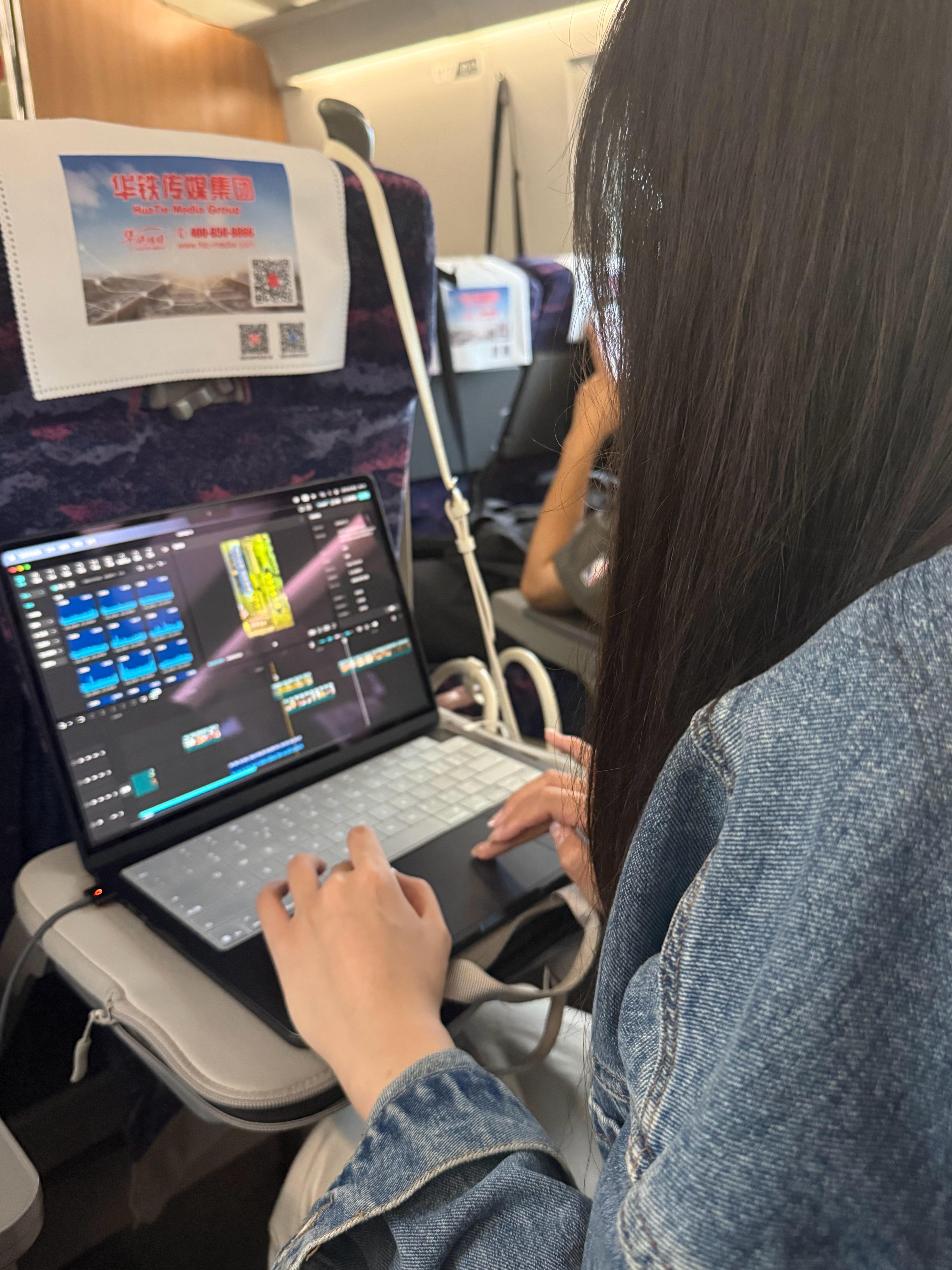 小时候最羡慕的就是在机场和高铁站随时随地掏出电脑办公或者学习的人，发誓自己长大以