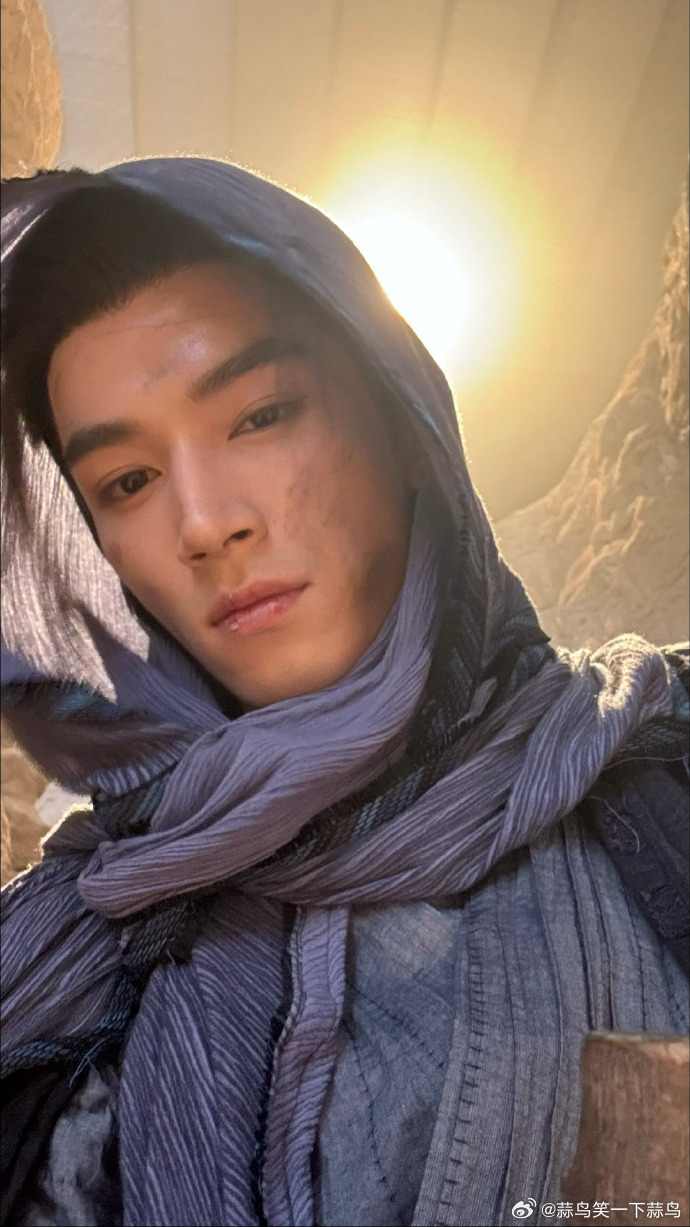 王星越一不小心在大漠流浪，与神捕的身份形成鲜明对比。荒漠的孤寂与神捕常处的热闹场
