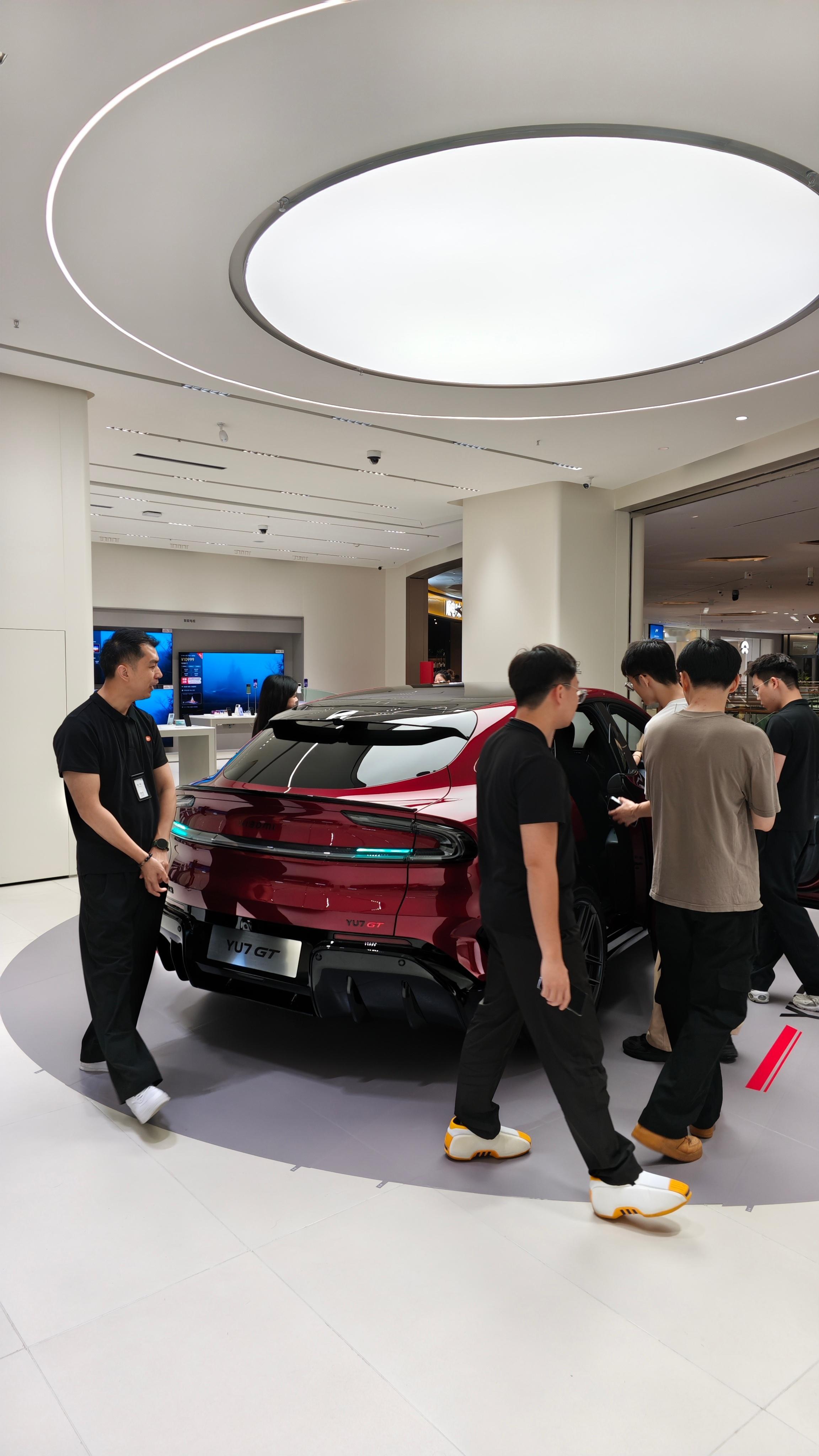 小米YU7 GT来了看这车的人在这个商场来说不算少了小米yu7gt
