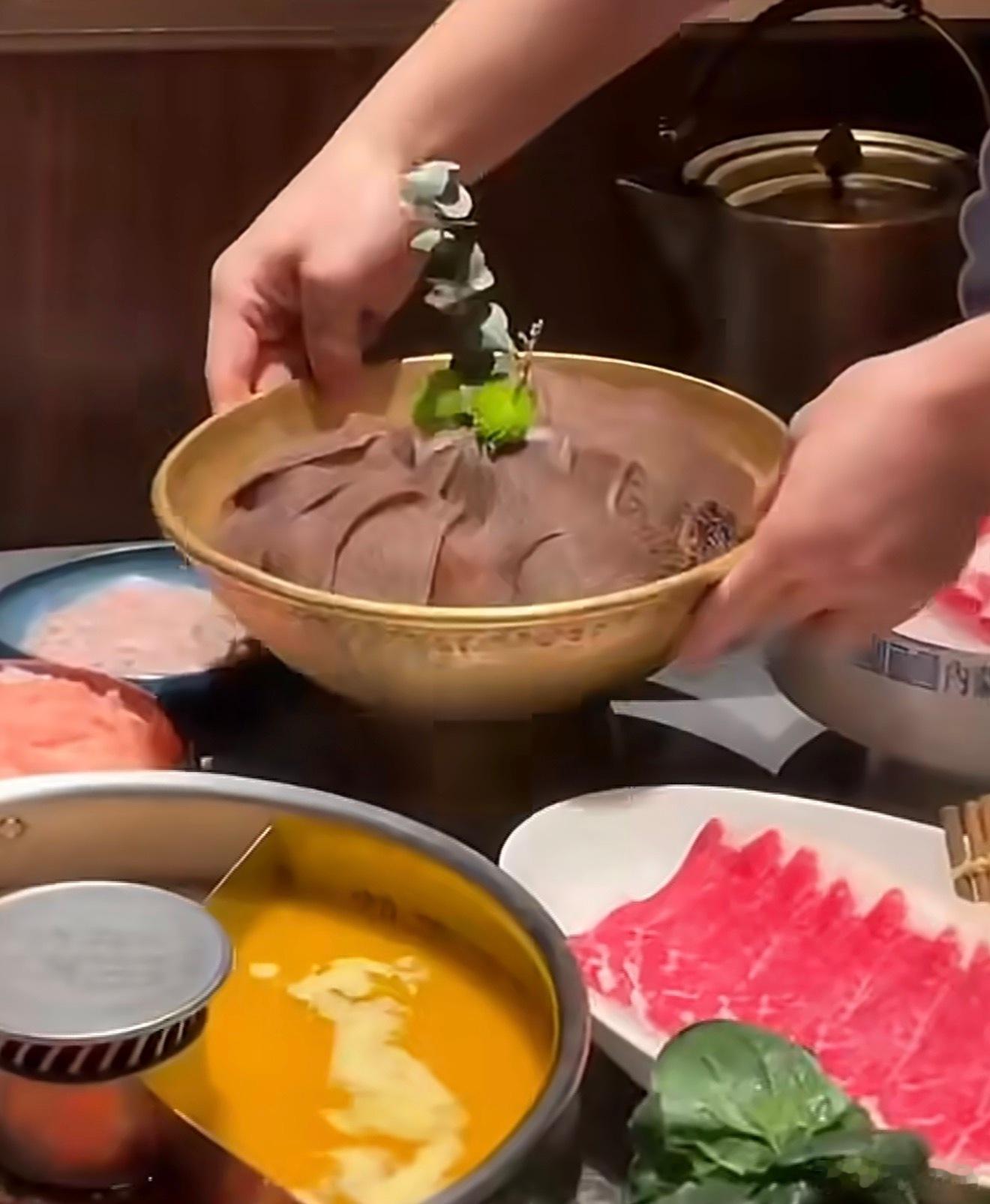 上海一火锅店排队超三小时能排了三个小时说明这火锅是真好吃，过年了在家吃的太健康了