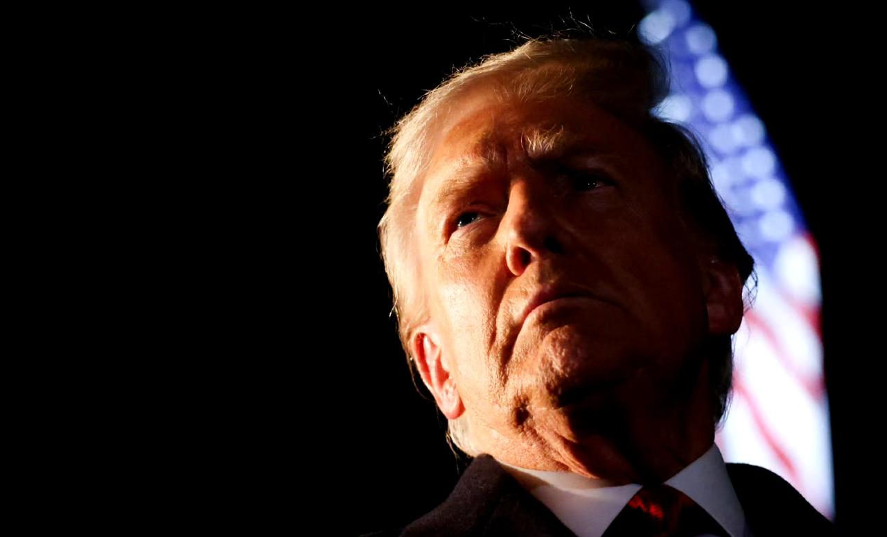 被问到美国为何只针对马杜罗一人，特朗普说，当前伊拉克所有军政官员都遭解雇，结果滋