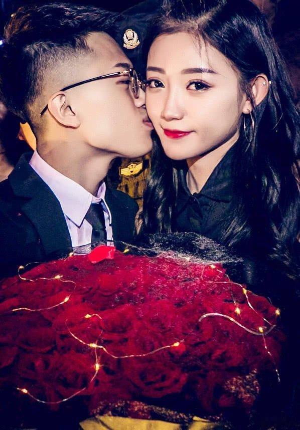 小伊伊回应1年感情说散就散，老公出轨被拍，她只淡淡一句“一切安好”。删结婚照、换