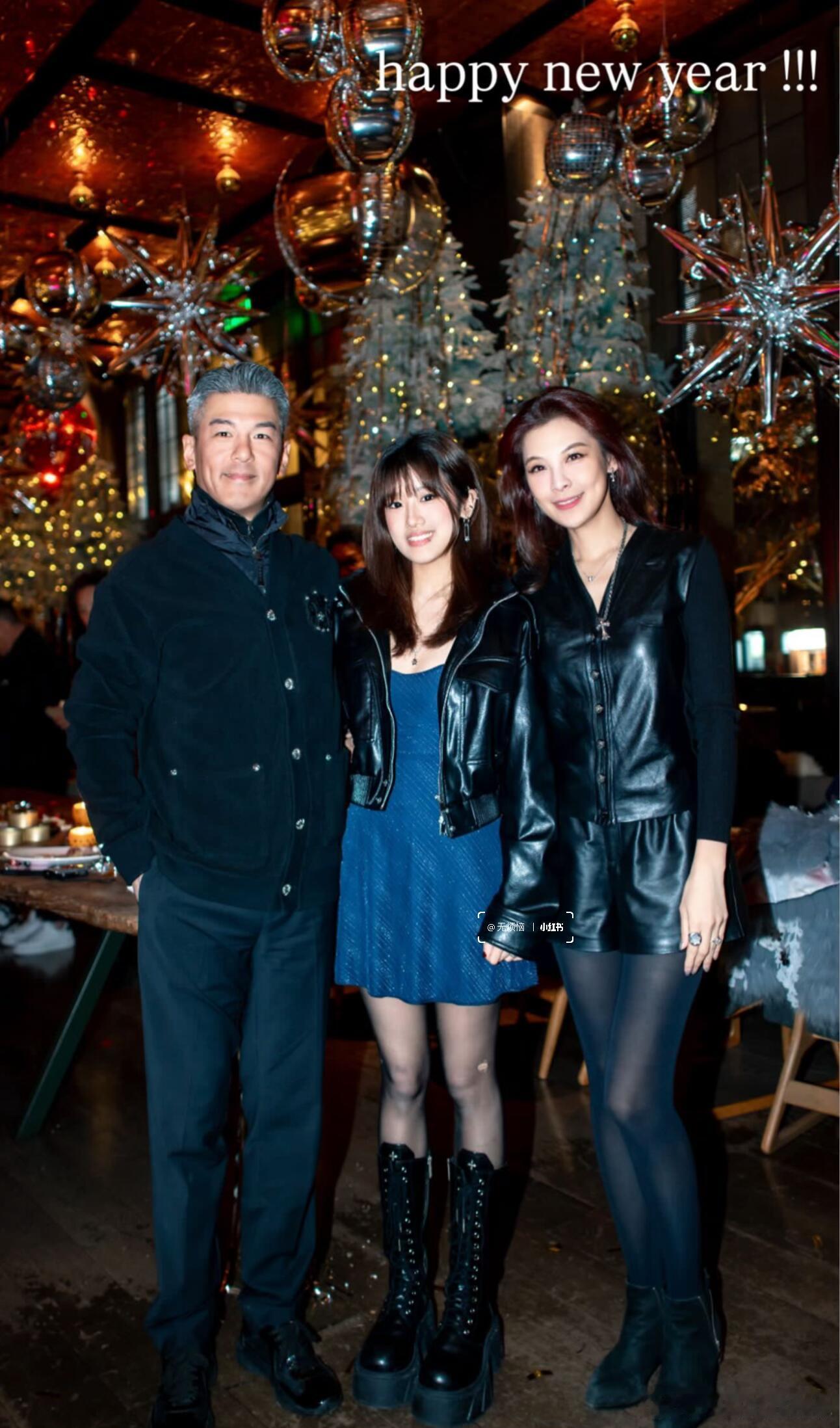 梧桐妹分享和爸爸孙志浩、林若亚合影，当年的夺女大战弄的轰轰烈烈好在贾静雯自己争气