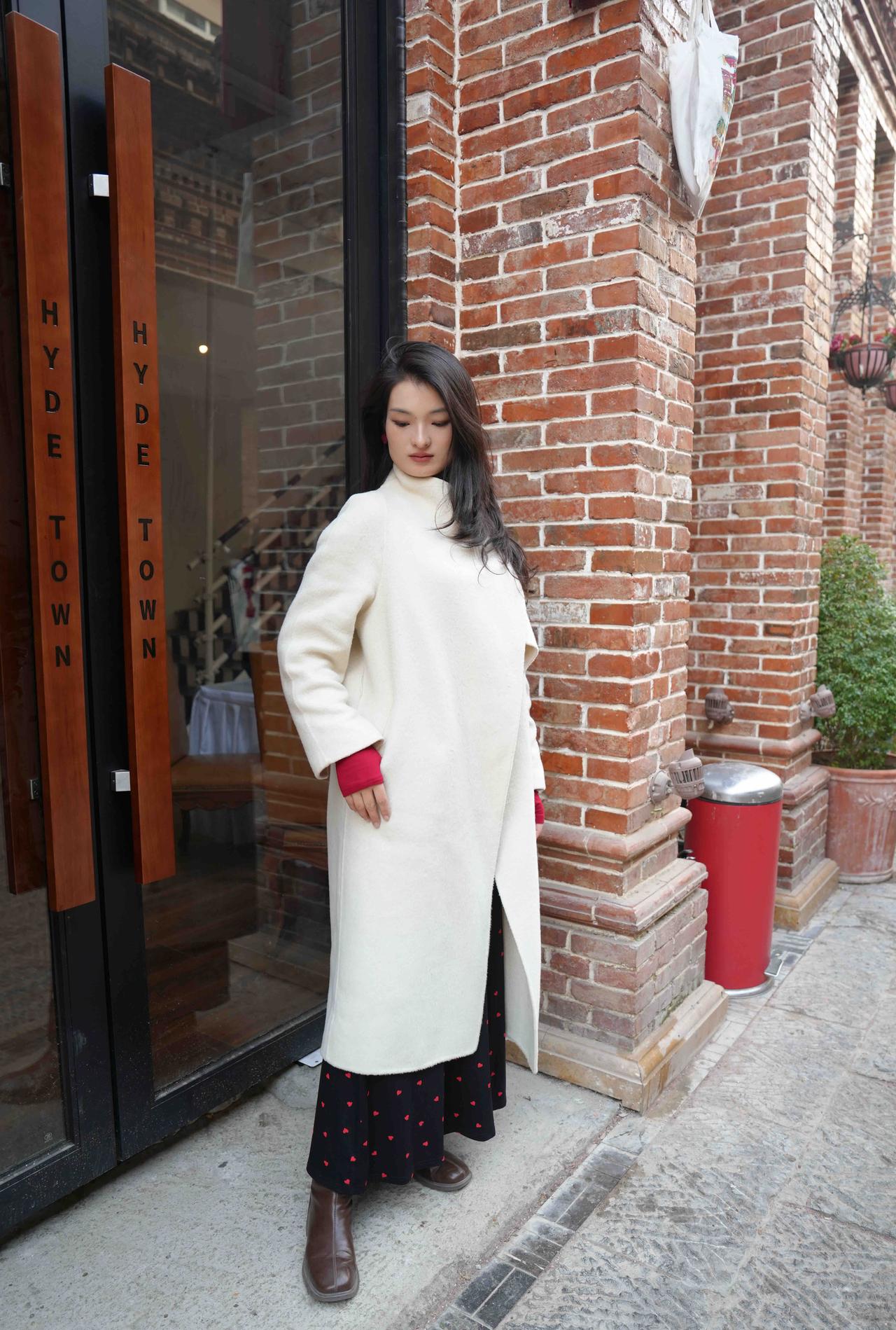 冬日穿搭指南：白色大衣+红色内搭，温暖又时尚！