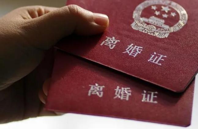 上海，一女子在离婚时才发现，丈夫婚内背着自己给公婆打了巨额欠条，所谓的千万资助在