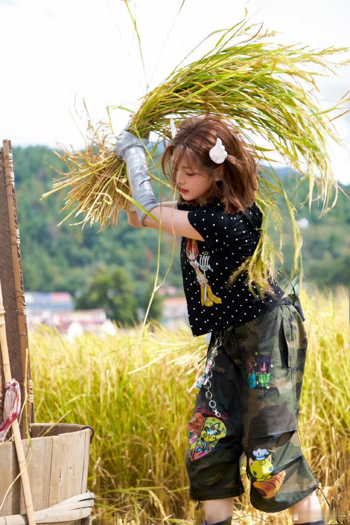 眼里有活啊这是，手脚这么麻利也太讨喜了，生活经验很丰富啦，超越宝宝造型也特别美萌