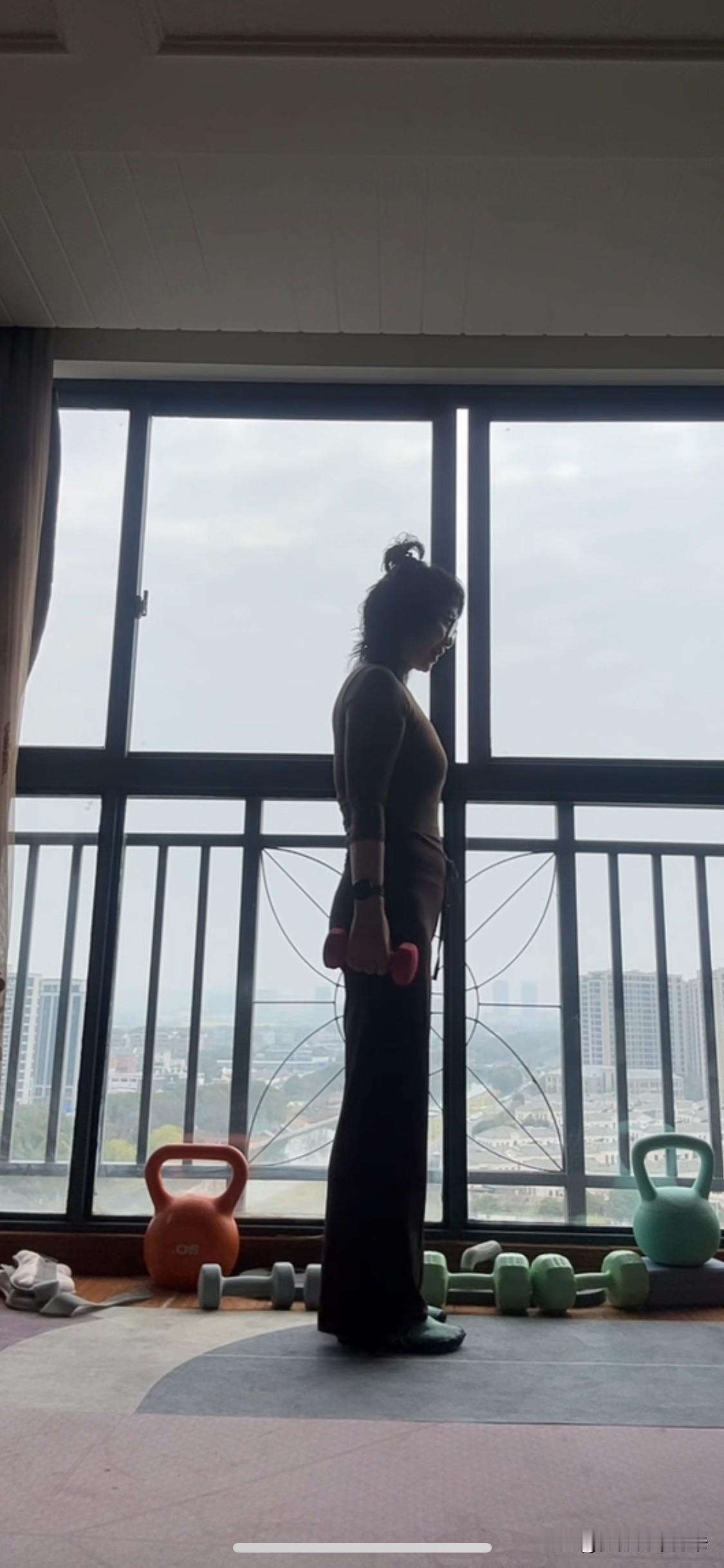 能想象出7年前的我虎背熊腰、含胸驼背吗？
7年前108斤，现在也108斤。居家健