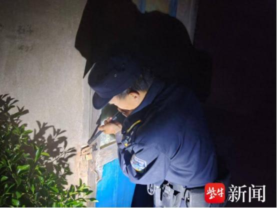 凌晨3点的跨国求救！5月5日，远在新加坡的黄女士从监控里揪心发现，88岁老父亲在