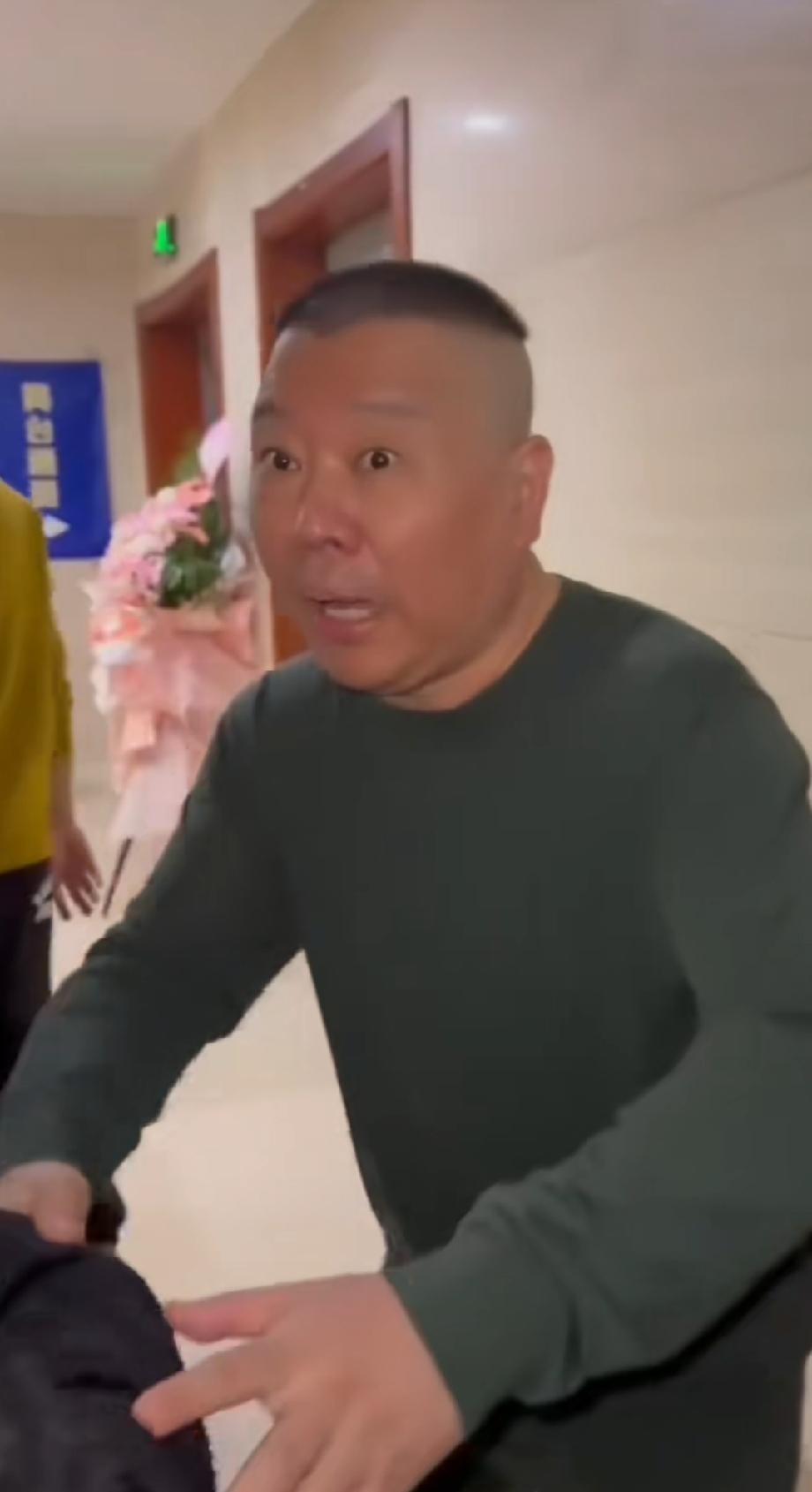郭德纲有一个很大的优点，就是见到长辈非常尊重，尤其是见到老艺术家，诚惶诚恐，唯恐
