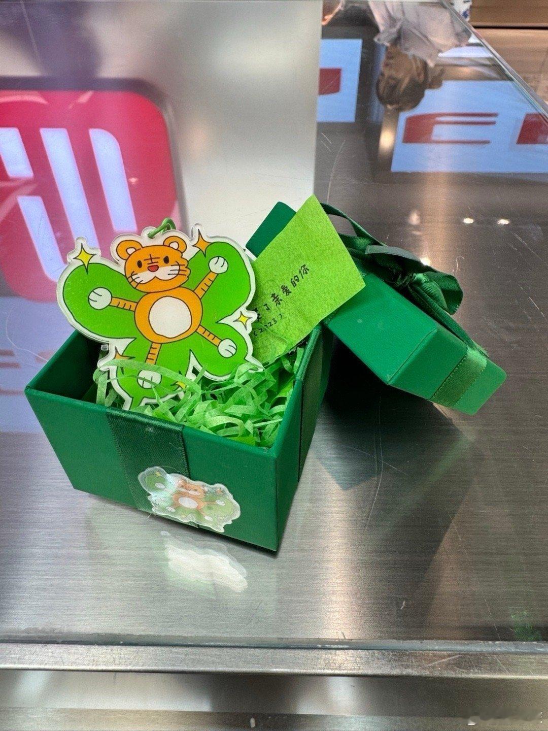 陆虎 一个有才的浪漫疯子 陆虎跨年收官演唱会太绝啦！唱给粉丝的歌超暖，亲手烤肠换