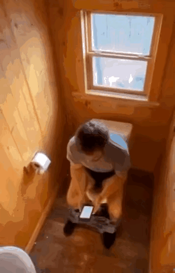 上个厕所真不容易，连狗熊都闯进来了。
[大笑][大笑][大笑][大笑][大笑][