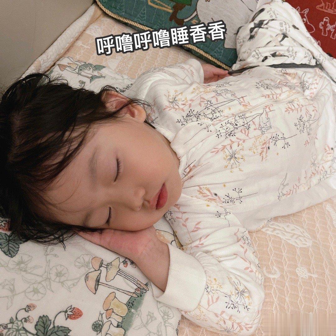 周末遛娃日常1.不可以睡懒觉，还是很早起床。2.现在的天气很适合坐在户外吃。3.